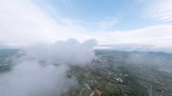 FPV无人机在云中高速飞行在云端冲浪跳伞