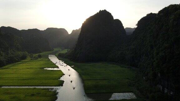 在越南宁平省的TamCoc洞穴4K的梯田和日落的河流