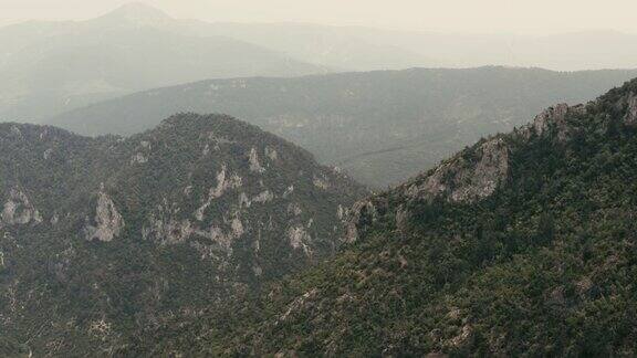 飞越土耳其美丽的山脉