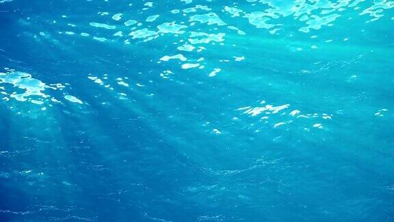 高质量的海浪动画从水下漂浮高清晰度4k