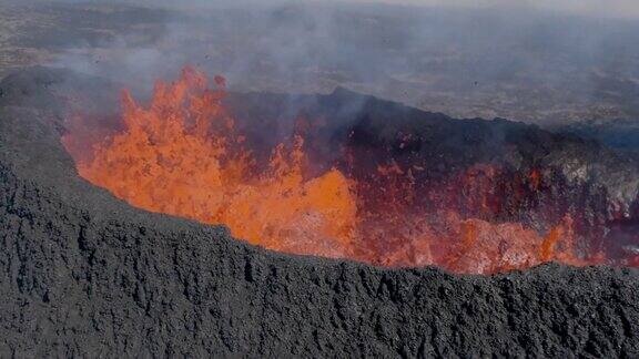 从空中俯瞰火山内岩浆的沸腾和喷发