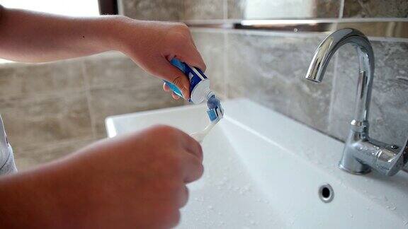 刷牙的女孩