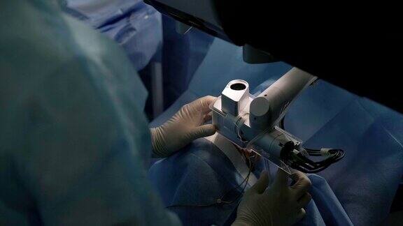 激光视力矫正在眼科手术期间病人和外科医生团队在手术室里激光矫正视力在眼科手术中手术室内的病人和外科医生团队