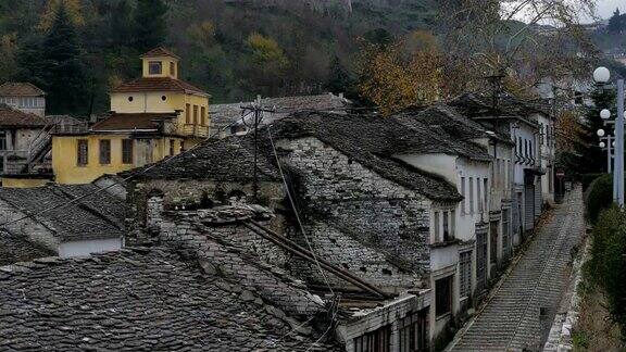 阿尔巴尼亚、Gjirokaster从上面看街道和屋顶锅