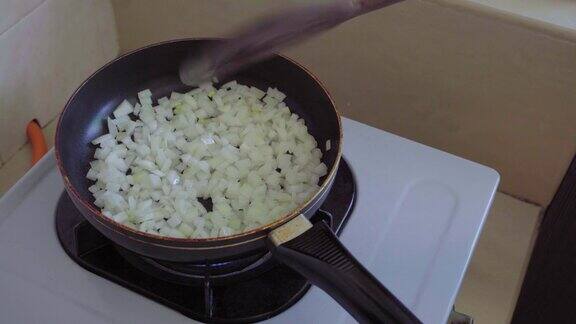 一段一段的洋葱在平底锅里煎