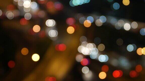 城市夜晚的交通状况汽车的前灯和尾灯失去焦点