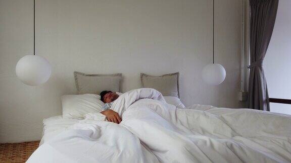 亚洲男人在床上睡得很舒服