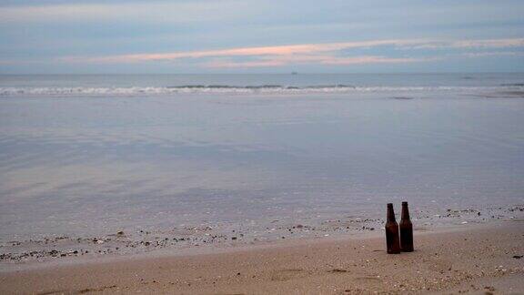 海边沙滩啤酒瓶