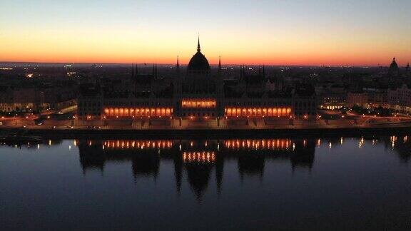 匈牙利首都布达佩斯无人机俯瞰匈牙利议会大厦的日出景象