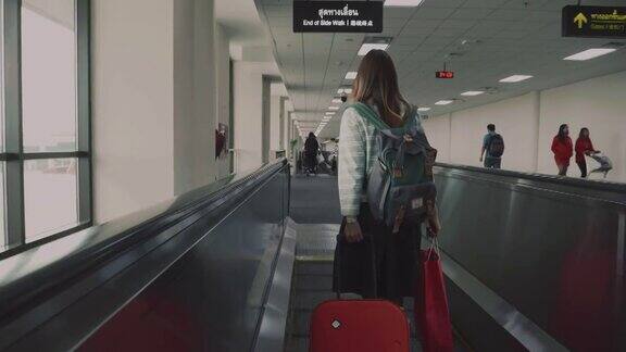 女乘客在机场的移动人行道上
