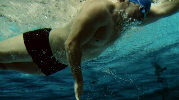 一个游泳者的水下镜头
