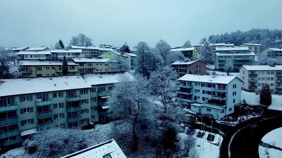 冬日里白雪覆盖的村庄的Arial照片