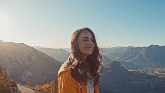 MS肖像快乐的年轻女子欣赏风景阳光明媚的山景景色奥地利失败者山