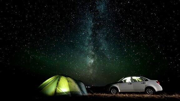 银河在夜晚的露营上空旋转滑块时间流逝