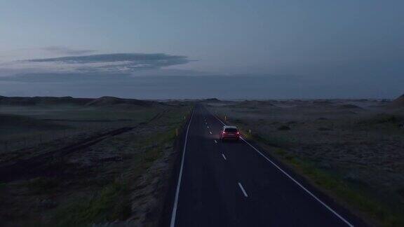 航拍冰岛环城公路与快速驾驶的汽车