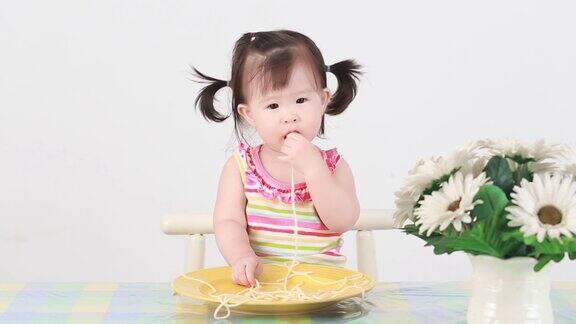 可爱的亚洲小女孩吃意大利面