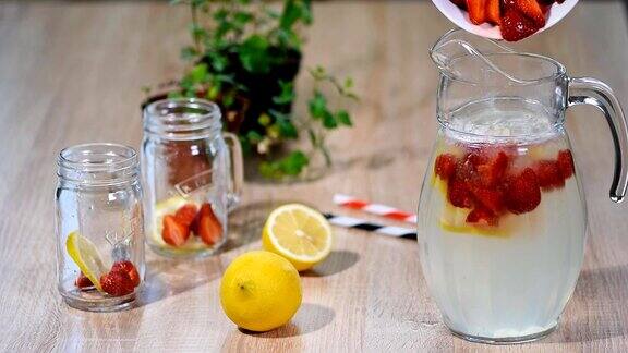 用罐子自制新鲜的草莓柠檬水