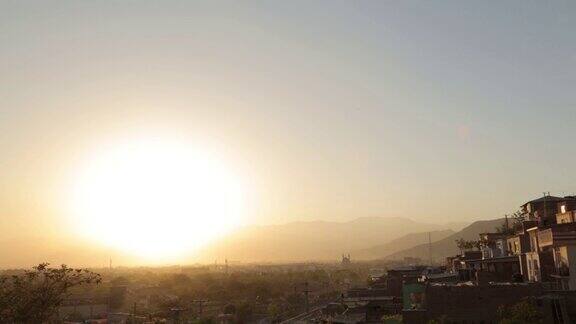 喀布尔上空的太阳和鸟儿