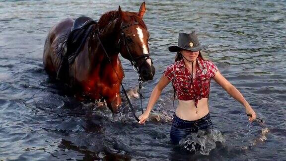 女孩穿着衣服和她的马从湖里出来