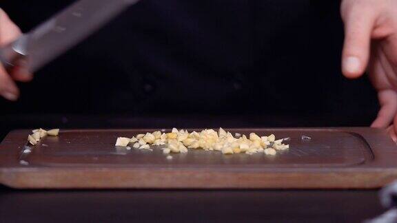 把有机大蒜切成小块放在木板上
