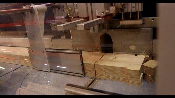 工业室内锯一木块锯一木块木托盘块切割机木托盘制造机木托盘锯现代机床锯木梁特写