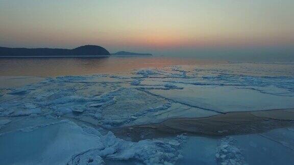 有冰岸线的海洋景观符拉迪沃斯托克