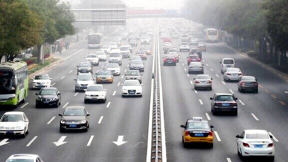 中国北京2014年10月25日:在恶劣的天气下人们在路上小心驾驶中国北京