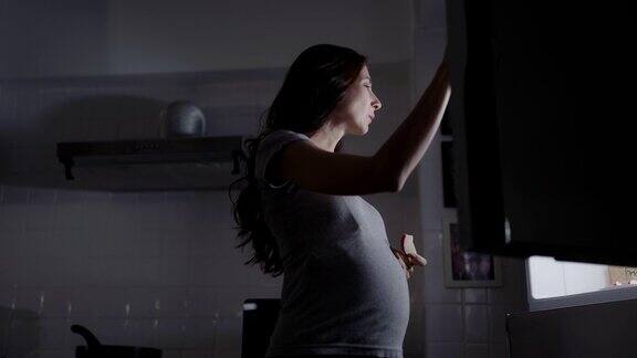 怀孕的人晚上打开冰箱