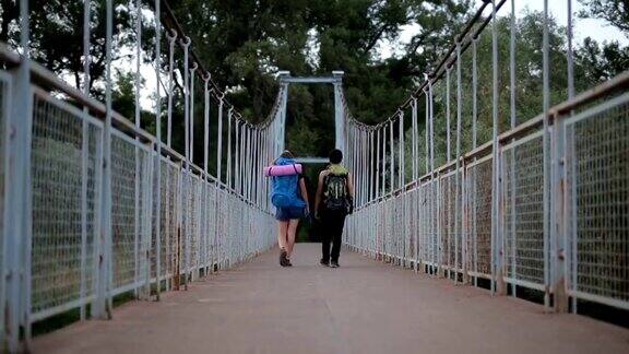 两个徒步旅行者正在过桥
