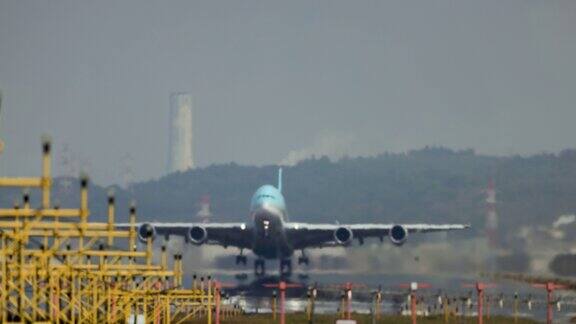 空中客车A380从跑道上起飞