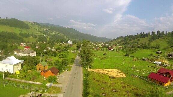 路在山谷与村庄空中拍摄