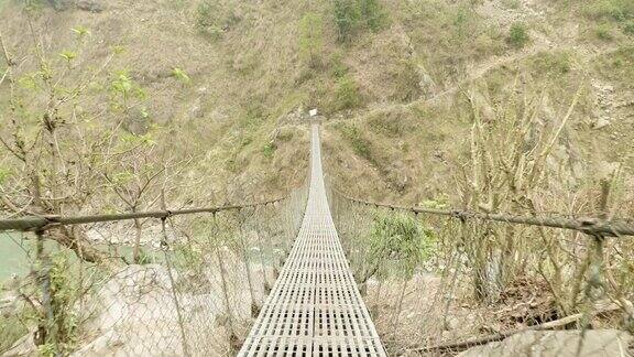 尼泊尔山区河上的吊桥Manaslu电路长途跋涉