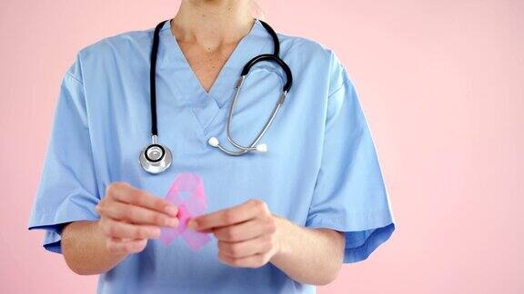 护士展示乳癌意识带