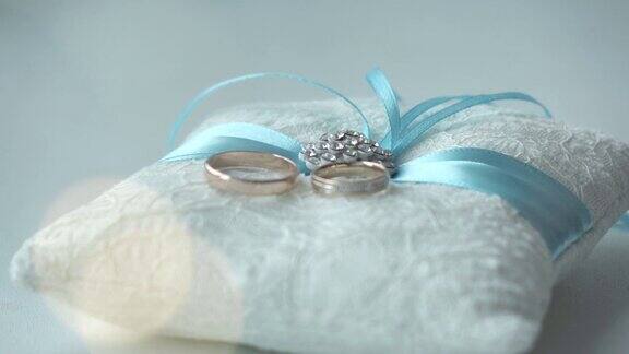 白色枕头上的结婚戒指
