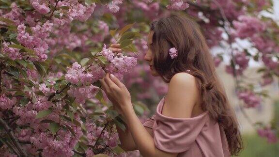 女人在自然盛开的樱花树