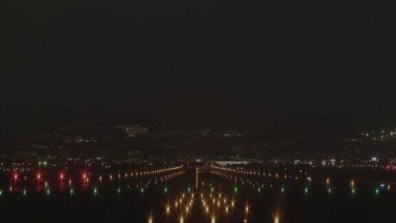 飞机从机场起飞夜景