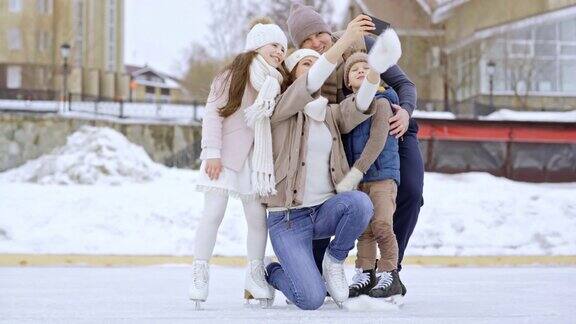 快乐家庭在溜冰场自拍