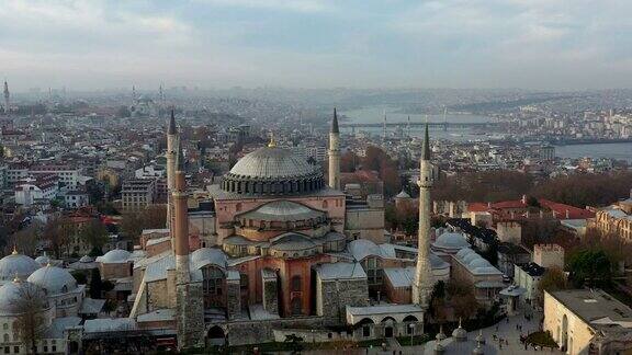无人机拍摄的土耳其伊斯坦布尔圣索菲亚大教堂和蓝色清真寺
