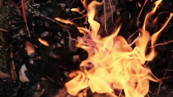 篝火中蜡烛燃烧的慢镜头特写