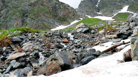 岩石景观与小溪在高雪山高加索地区