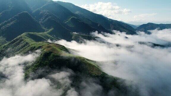 泰国北部的晨雾与山层的俯视图景观