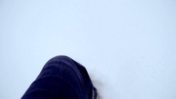 冬天双腿在雪地里行走