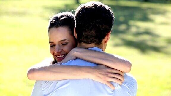 一对幸福的情侣在公园里拥抱