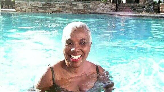 高级非裔美国妇女在游泳池