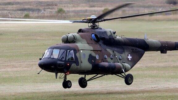 一架军用运输直升机降落在草地上