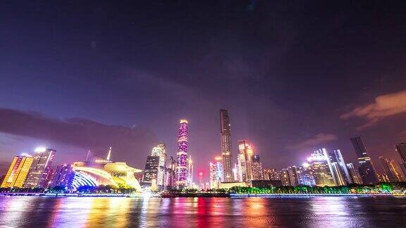 晚上广州河边的现代化办公大楼间隔拍摄