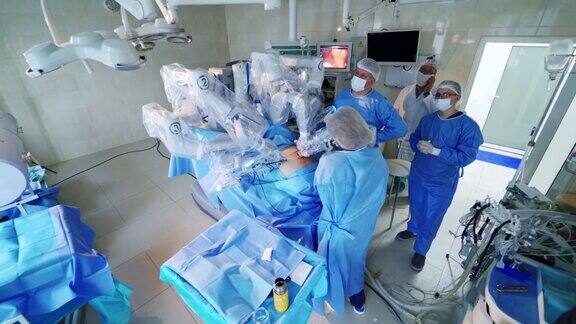 医疗队的外科医生在机器人旁边高科技手术与机器人设备在现代手术室