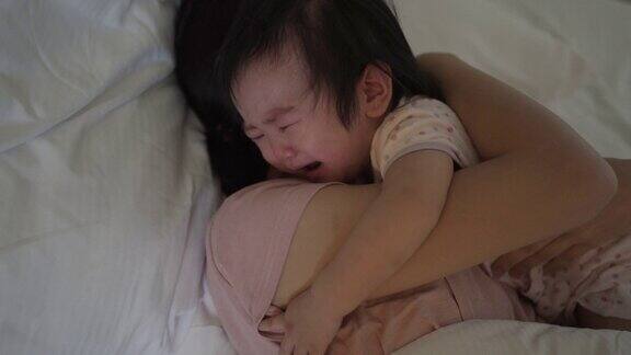 亚洲女婴在家哭泣