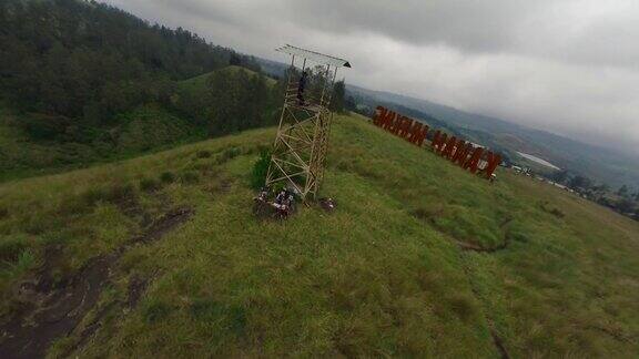 空中围绕fpv无人机飞行员遥控护目镜进行山地丘陵观测