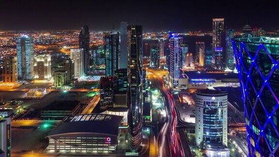 夜晚照亮多哈城市屋顶市中心全景4k时间流逝卡塔尔